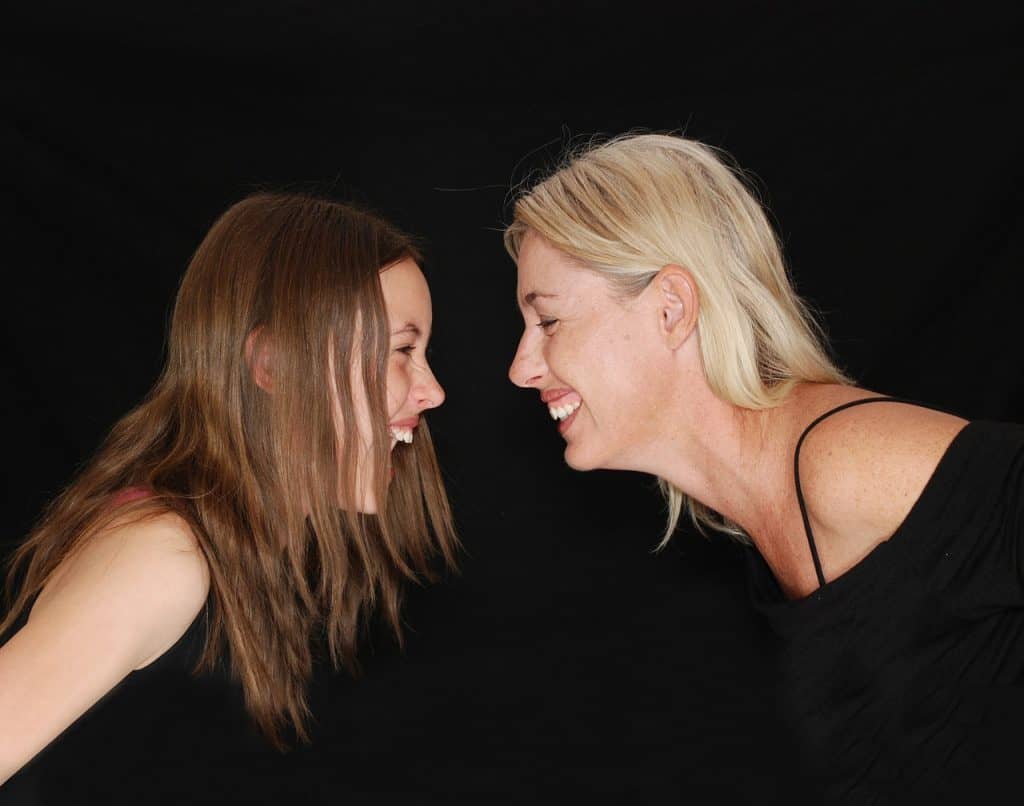 אישה וילדה צוחקות